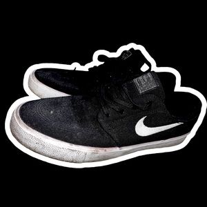 Nike shoes. Used twice no longer needed . 10.5